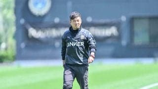 【川崎・鬼木監督の“青い誕生日ケーキ”誕生秘話 (2)】「あまり注文を受けないですね……」と話す色合いだからこその判断。フロンターレブルーを生かすために