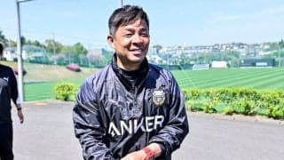 【川崎・鬼木監督の“青い誕生日ケーキ”誕生秘話 (1)】報道陣のいつもとは違った集まり方に気がつくも……スタッフのまさかの“切り返し”に騙され、「俺はあっさりと……（笑）」と赤面