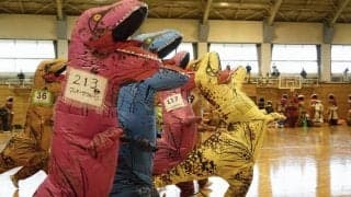 恐竜の姿でなぜ？ ティラノサウルスたちが全力疾走するレースが生み出すもの