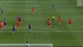 「何やってんだ！」「安い挑発に乗るなよ」“報復エルボー”で一発レッドカードの一部始終…U-23日本代表・副主将の愚行に批判殺到「軽率すぎる」「浅はかだよ」