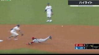 人間もヘルメットも飛んできた…！ 猛スピードからの空飛ぶ“激走ヘッドスライディング”がヤバすぎる　ドジャースを一球でビビらせた“身体能力お化け”の驚愕プレー