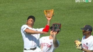 球場騒然！ あわや3人が病院送りに… 打球を追った選手たちが激突した瞬間　Wヘッドバッドで倒れ込む… あわや大惨事の激痛アクシデント発生