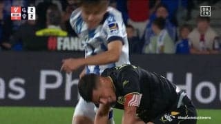 え、いいのか？ 久保建英、後方からスライディングされて相手の頭をはたき返した瞬間！両者笑顔の“ぺしっ”にファンほっこり「仲良しかよ」