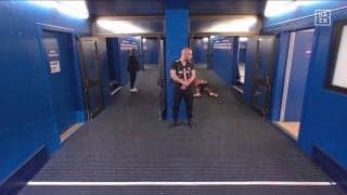 歩いてる途中にいきなりバタン！18歳の新人選手が突然床に倒れ伏した衝撃の瞬間　イエロー2枚で退場処分→ショックで膝から崩れ落ちそのまま伏臥、ファンは「こうやって強くなるんだ」「好きになりそう」とエール