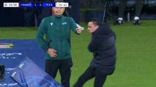 「いつまでヤンチャやってんだよ！」ブチギレ退場のチャビ監督に批判殺到…備品を蹴り上げてレッドカードを食らう愚行の一部始終「子供かよ」「精神的に未熟」「そりゃ退場だわ」