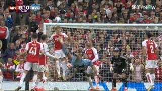 「嘘だろ」「大丈夫か？」華麗なオーバーヘッドシュートのはずが相手選手の胸に強烈キック直撃　ピッチに倒れこむ姿にスタジアム騒然「怪我しないでくれ」