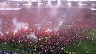 「グチャグチャやw」“カオスすぎた”レヴァークーゼン初優勝決定の一部始終が話題！ サポーター乱入→アディショナルタイムなしで強制試合終了「コールド勝ち？w」「雑な笛w」