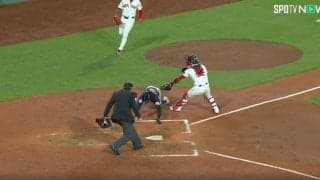 投手ブチギレ！ イチロー級の「忍者走塁」がヤバすぎると話題に　アウト判定が一転セーフに… ギリギリでタッチアウト回避したアクロバティックすぎる本塁生還が決まった瞬間　