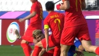 「何すんだよ！」「蹴ってねえか？」松木玖生、顔面に相手の膝が入って悶絶した瞬間…「骨折れてないか…」「危険なファウル」U-23日本代表ファンからは心配と怒りの声