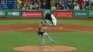 えっ？ お前が…！？どこまで飛ばすんだよ！ “超ド級の場外ホームラン”が炸裂した瞬間　スタンド最上段のファンも振り返って頭を抱えた… グリーン・モンスターも遥かに超える一撃