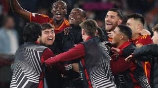 「とても美しい光景」「感動的だ」ELベスト4のローマがピッチで倒れたエンディカと勝利を分かち合うシーンが話題「これがチームだ」