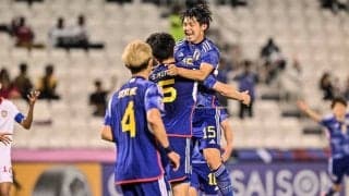 「なかなか興味深い並び」DF谷口彰悟が、中国戦で退場のDF西尾と並んでU23日本代表の試合を観戦！ ジーンズジャケットを着用して見守る姿が話題に
