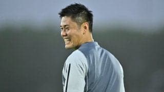 「いつ見てもいい写真」川島永嗣と長谷部誠の“機内スーツ＆肩組みユニ＆サンタ帽”のツーショットにファン感涙！「最高の心友」「素敵なお二人の笑顔が大好き」の声