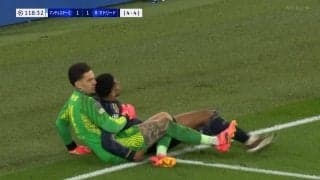 「映画のようだ」大一番のピッチで選手同士の“ラブシーン”が世界でバズり中　バックハグでくつろぐ2人に「これが愛か」「タイタニック」SNS大盛り上がり