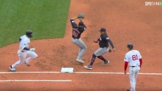 球場騒然！一体、何が起こった…？ ヤバすぎる“悲劇的な打球”　内野ゴロがベース直撃で“謎の動き”、選手たちが激突未遂 「災難すぎるw」「情報量多すぎ」