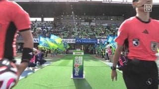 「どういうこと？」選手入場なのに誰も現れないまさかの珍事件！審判団だけのシュールな入場シーンに選手も動揺「どうする？」「誰もこないやん」