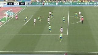 「かっけぇ！」爆速ミドルを逃げずに跳ね返す魂の“顔面ブロック”炸裂！後ろにふっ飛び大の字ノックアウトからのプレー復帰にスタジアムから拍手喝采「根性エグい」「不死身かよ」