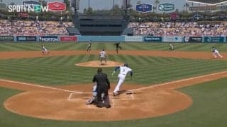 危ねえ… 審判がビビって飛んだ…！ 直撃したら死ぬレベルの“高速弾丸ヒット”がヤバすぎる　ベッツ、大谷、フリーマン「MV3」が復活… スランプから脱出する一撃