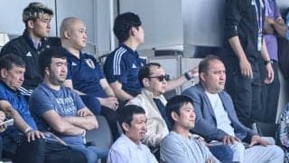 森保監督が大岩ジャパンの日韓戦を視察！ 長袖Tシャツ姿で来場も、国歌斉唱時にはジャケットを着用して“いつもの表情＆姿”見せる