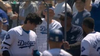放送事故レベル！ 大谷翔平、ベンチ前でハプニング発生… チームメイトの“はしゃぎぶり”がヤバすぎると話題に　ファン騒然「どんなシチュエーション？」「髪サラサラｗ」