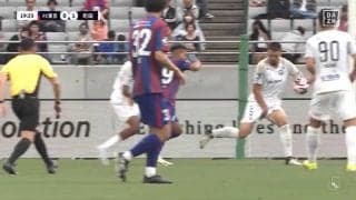 「完全なハンド」「これちがうだろ？」胸からの跳ね返りが広げた手に当たる“アンラッキー”ハンドにファンの意見真っ二つの瞬間　元日本代表DFは「バランスが難しい」と見解