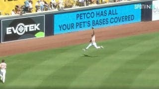  一体、どこから現れた…！？ 今年度最高レベルの“スーパーキャッチ”の瞬間　MLBの“スーパーヒューマン”の身体能力がヤバすぎると話題に「マジすげえｗｗｗ」「うおおおおお！」