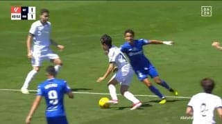 「ワールドクラス」久保建英、3秒で3人抜きの圧巻ドリブル炸裂！掴みかかる相手を次々にかわす超絶ステップ＆タッチに「早送りってくらい速い」