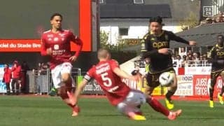 「突破力エグすぎる」南野拓実、2人がかりの猛プレスもお構いなしの王様ドリブル炸裂！ボールを浮かせてスライをかわす超絶テクニックが話題に「なんでもできるな」「キレッキレ」