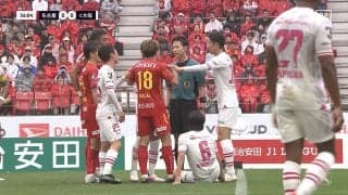 「なんで試合を止めるんだ！」選手と審判が接触して試合がストップ 攻撃チャンスでプレーを止められ選手が抗議、スタジアム大ブーイングの瞬間