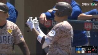 一体、何のメッセージなのか…！？ “MLBの悪童”が相手の痛恨エラー後に見せた“ポーズ”がヤバすぎると話題に　ファン騒然 「さすがにあかんｗ」「金数えてるポーズにしか見えない」