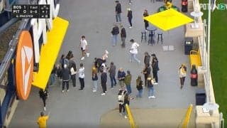 一体、何が起こった…？ 歩いてたら目の前にホームランボールがまさかの着弾！ “場外乱闘”が発生した瞬間　場外弾をめぐってファン同士のバトル勃発