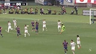 「暴れすぎだろ」「何やってんだ！」町田GK・谷晃生がチームメートの後頭部を直撃する強烈パントキックを発射！跳ね返り弾が自身のゴールを脅かすあわやの珍場面に「なんだこのギャグｗ」「笑い止まらん」