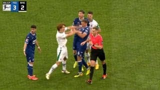 一体なにが…？ 板倉滉がガチギレ！ 敵を突き飛ばす→両軍入り乱れる非常事態の一部始終「カード乱舞」「手を出すのはやめとけ」