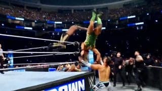 一体どこから出てきたんだ！？リングポストの上から場外へ“ノータッチダイブ” 「花火かよ」あり得ないレスラーの身体能力に場内「超すげえ」異例チャント