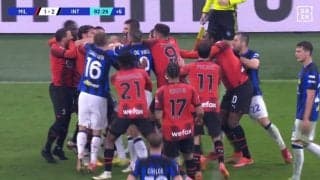 「何やってんだコラッ！」ミラノ・ダービーで“ガチ喧嘩”が勃発！ 取っ組み合いの乱闘→２人にレッドカードが出た一部始終「両成敗か」「いい加減にしろ」