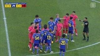 「退場だろ！」「レッド出せよ」日韓戦で一触即発、両軍入り乱れあわやバトル勃発の瞬間！味方が危険な足裏タックルを受けて転倒悶絶、イエローカードに納得いかず口論に発展　ファンは「怒ってていい」