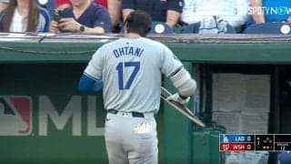 大谷翔平は一体、何をしているのか…！？ 折れたバットへの対応がヤバすぎると話題に　ファン注目「スポーツ選手の鑑」「聖人すぎるな」