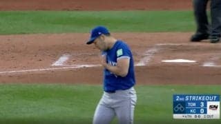 一体、何が起こった…！？ ブルージェイズ・菊池雄星の“指ペロペロ”がヤバすぎると話題に　見逃し三振を奪った豪速球にファン騒然 「無双状態だな」「最多勝狙える」