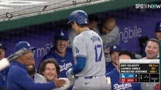 放送事故レベル！ 大谷翔平、ベンチ前でハプニング発生… 特大アーチ後の“お祭り騒ぎ”がヤバすぎると話題に　ファン騒然「監督テンション高っ！」「愛されすぎだろ」