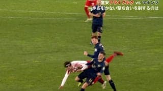 「危ない…」「ラグビーかよ！」堂安律チームメイトが“恐怖のダブルタックル”を食らって吹っ飛んだ瞬間…強烈な挟み撃ちにファンも心配「すごい飛び方したな」