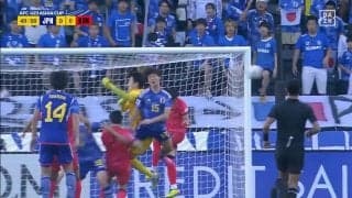 「吹っ飛んだぞ！」「大丈夫か？」空中戦で激しいクラッシュ！ゴール前の競り合いでGKのジャンピングパンチが直撃した瞬間「どっちも勇気持って飛び出した」