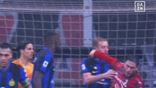 「キャプテンマークを返上しろ！」ミラン主将が“顔面に裏拳”を見舞ってレッドカード…悪質な愚行の一部始終に「何やってんだよ…」「もうお別れしよう」など批判殺到