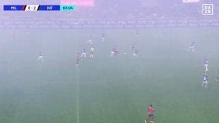 何も見えねぇ！ ミラノ・ダービーで放送事故？ 中継映像が真っ白になり選手もボールがほぼ消えた一部始終「霧なのか発煙筒なのか…」ファン困惑