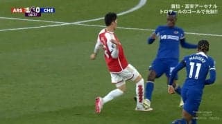 「カードやろ！」「いや普通にレッド」冨安健洋が超危険タックル＆足を踏みつけられた決定的瞬間　足首グニャリの極悪プレーにもお咎めなしで「トミー大丈夫か？」