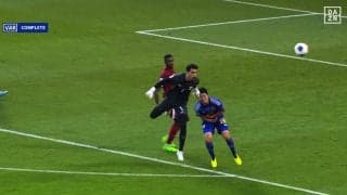 「ふざけんな！」「故意だろ」U-23日本代表エースの腹部に“飛び蹴り”をかましたカタール守護神がレッドカード！ 超危険プレーに「ライダーキックかよ」「退場は妥当」の声