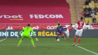 こっわ！！普通できねえよ！南野拓実、ペナルティエリア内でとんでもないローリングスライディングタックル炸裂の瞬間！「勇気のある守備」「相当な自信がないと…」