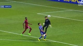 「カタールは審判が支配下だと思っていたのか？」U-23日本代表エースを襲った“腹部への飛び蹴り”に海外ファンも衝撃…「レッドカードは当然」「意図的に見える」
