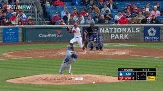 見てはいけないものを…？山本由伸、あわや顔面直撃の“惨事未遂”に口に手を当てて絶句するファンたちのリアクション