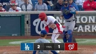 球場騒然！ 山本由伸のボールで“異変”が起きた…！？ 三振したバッターのリアクションがヤバすぎると世界中で話題に 「えっ？」「大丈夫かよ…」