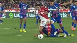 「ファウルだろ！」「PKでいい」南野拓実、ゴリゴリの中央突破もゴール目の前で押されて大転倒！ノーファウルの判定に猛抗議の瞬間「プッシングと言えるかギリッギリ」